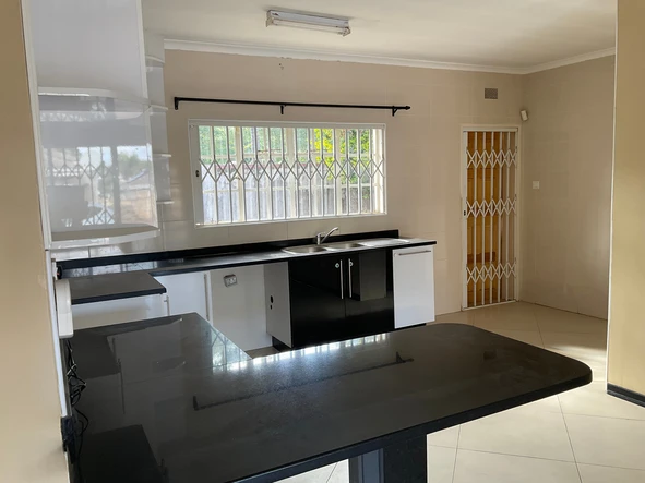 3 Bedroom Flat & Apartment
