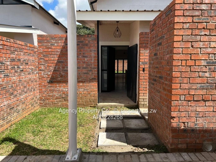 CORNEr UNIT - LARGE GARDEN - MODERN TOWNHOUSE